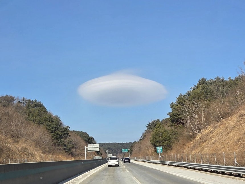   江原道で目撃されたレンズ雲［聯合ニュース］