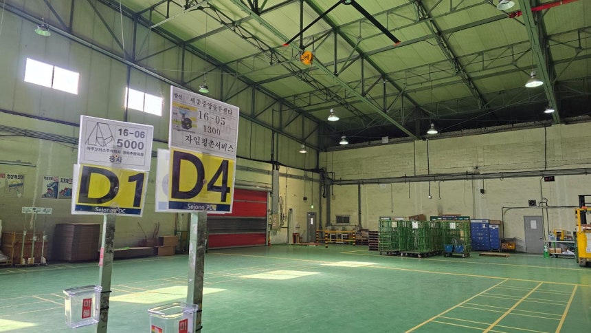 3日、韓国GM世宗中央物流センターに部品の行き先を知らせる立て札だけが立っている。イ・スジョン記者