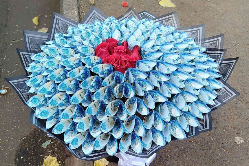   ケニアで売られている「札の花束」。AP＝聯合ニュース