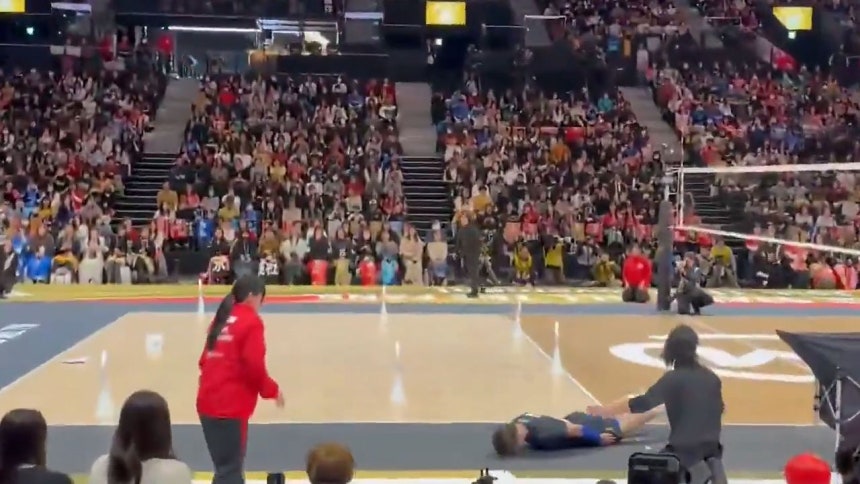   日本バレーボール・西田有志選手が審判に謝罪する場面。 ［写真 X（旧ツイッター） キャプチャー］