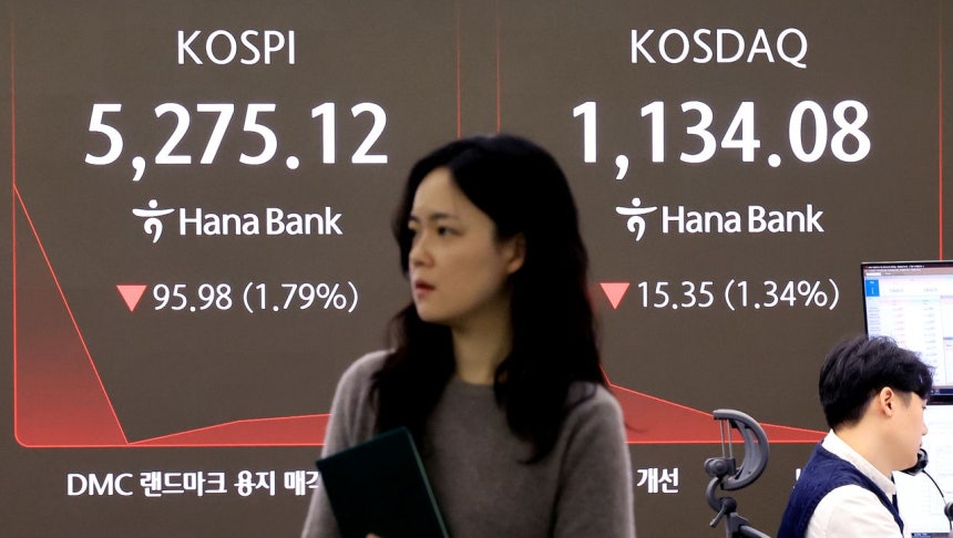  5日、ソウルのハナ銀行ディーリングルームのモニターにKOSPI市況が表示されている。［写真 ニュース1］