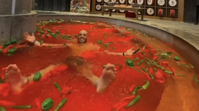   インフルエンサーのジョーダン・エグバートが中国ハルビンの「チリペッパーズ火鍋スパ」でトウガラシが浮かぶ赤い湯に浸かっている。 ［写真 インスタグラム］