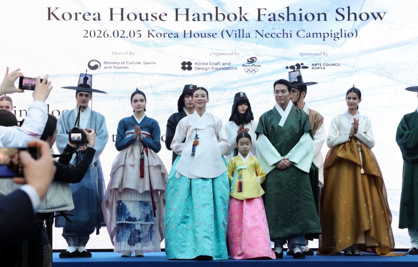 5日（現地時間）、イタリア・ミラノのヴィラ・ネッキ・カンピリオで開催されたコリアハウス開館式で、韓服ファッション・ショーが行われている。キム・ジョンホ記者