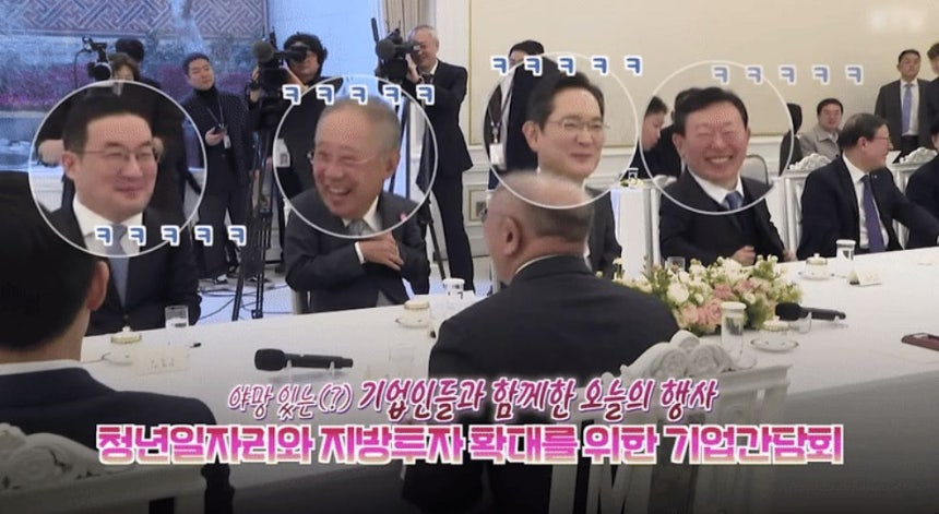 大統領の席に座ろうとした鄭義宣現代車会長の様子に韓国財閥トップらが笑顔を見せた［写真　KTV］