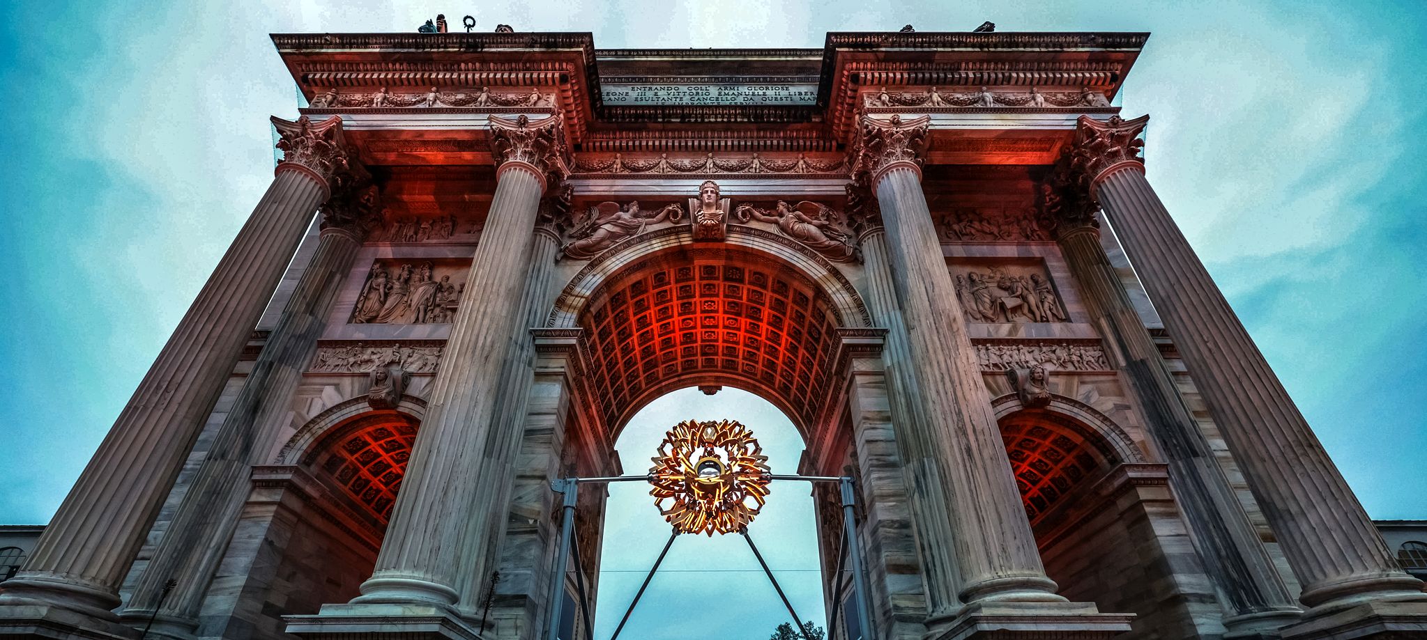 2026年ミラノ・コルティナダンペッツォ冬季五輪開幕を前に、イタリア・ミラノの「アルコ・デッラ・パーチェ（平和のアーチ）」に設置された聖火台が照明を受けて輝いている。キム・ジョンホ記者