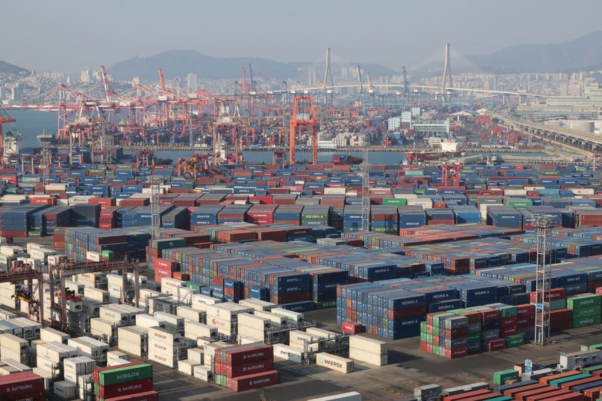 韓銀は6日、昨年の年間経常黒字が1230億ドルで過去最高額になったと発表した。写真は釜山（プサン）の神仙台（シンソンデ）埠頭（写真下）と戡蠻（ガムマン）埠頭に積まれたコンテナ。 ソン・ボングン客員記者