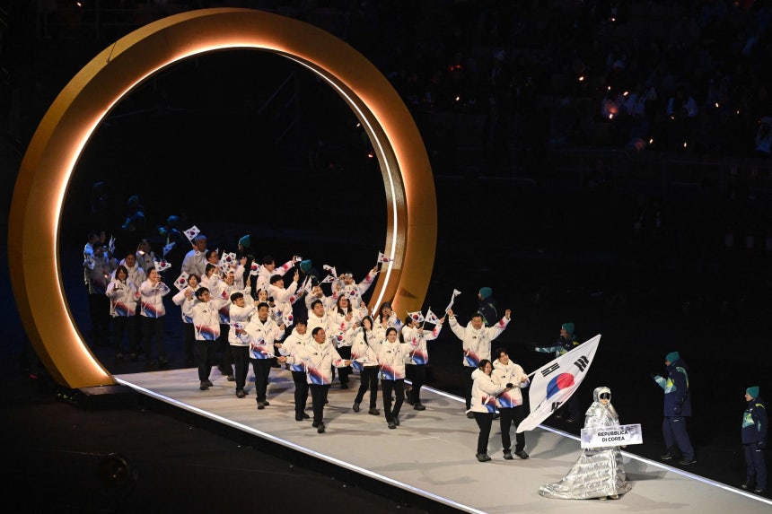 大韓民国選手団の旗手、車俊煥（チャ・ジュンファン、フィギュアスケート）とパク・ジウ（スピードスケート）がサンシーロ五輪スタジアムで開催された2026ミラノ・コルティナ冬季五輪の開会式で選手団と入場している。 ［AFP＝聯合ニュース］