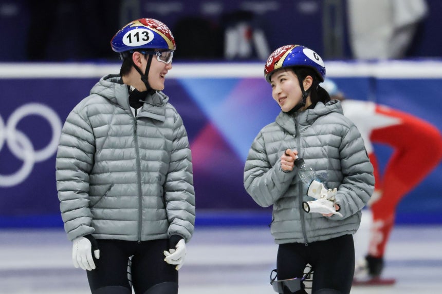 6日にイタリアのミラノで行われたショートトラック代表チームの練習でイム・ジョンオンとキム・ギルリが対話している。キム・ジョンホ記者