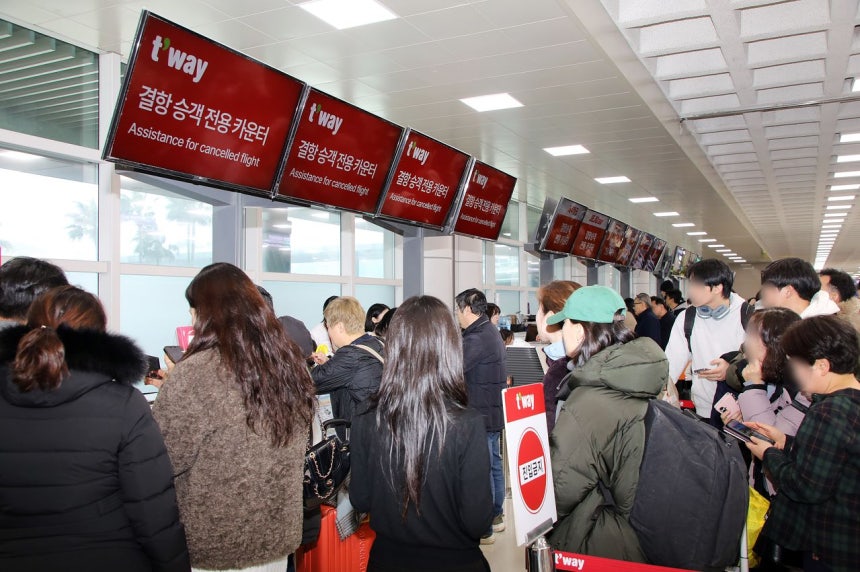 8日午前、済州（チェジュ）国際空港3階出発ロビーが、航空券を求める欠航便の乗客で混雑している。［ニュース1］