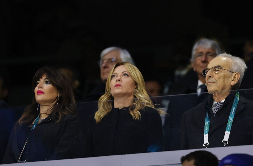 6日（現地時間）、イタリア・ミラノのサン・シーロスタジアムで開かれたミラノ・コルティナダンペッツォ冬季五輪の開会式で、ジョルジャ・メローニ首相が観客席から舞台を見つめている。［ロイター＝聯合ニュース］