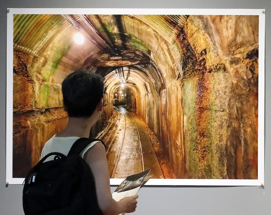 2025年8月13日、大邱の啓明大学克哉美術館を訪れた市民が写真記録研究所光復80周年企画展「忘れられた名前残された場所－朝鮮人強制動員の記録」写真を観覧している。［写真 ニュース1］