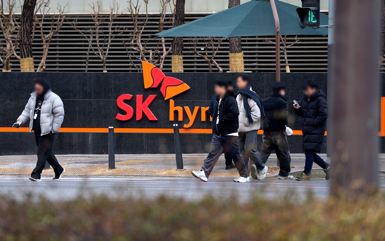 忠清北道清州のSKハイニックス清州キャンパス前で関係者らが移動している。キム・ソンテ客員記者