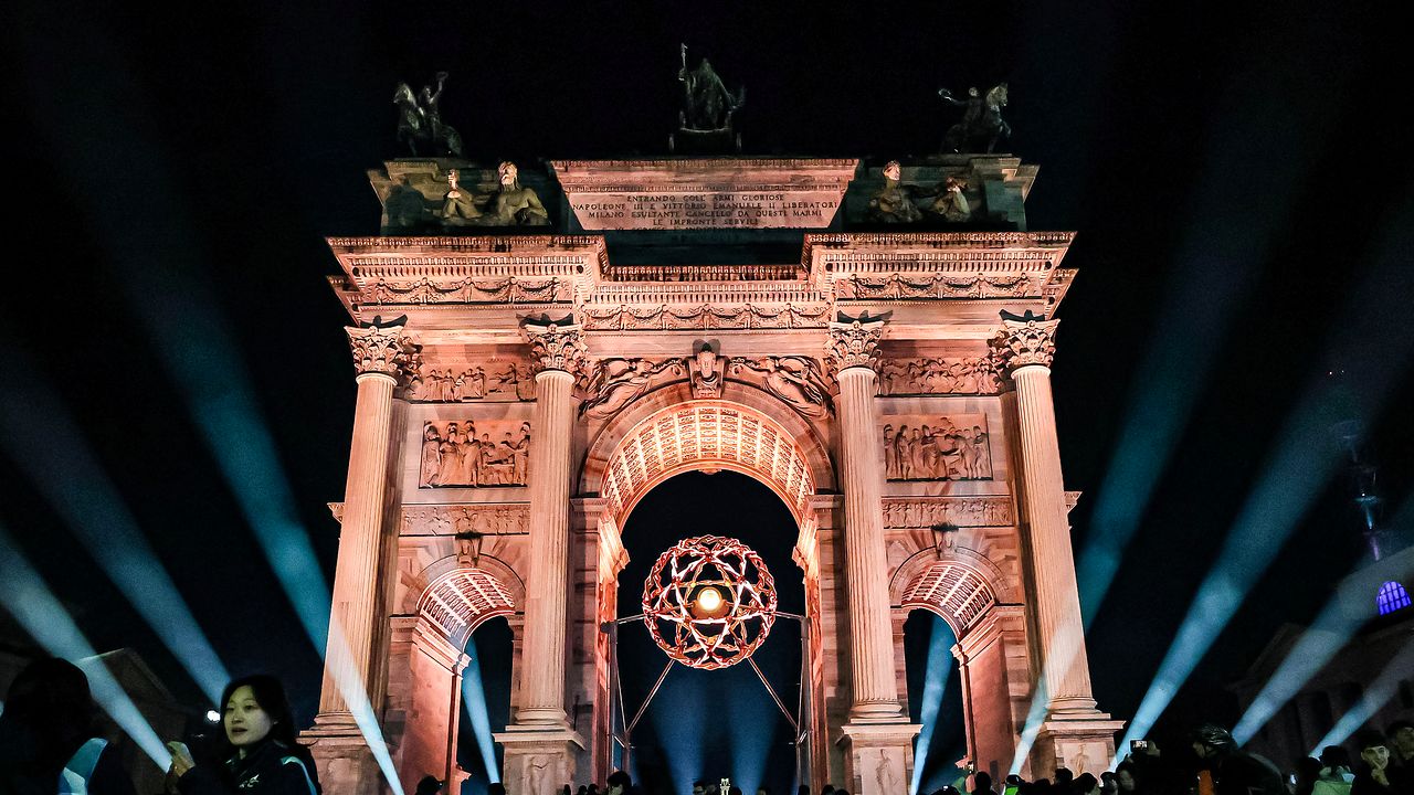 2026年ミラノ・コルティナダンペッツォ冬季五輪が開幕した6日（現地時間）、イタリア・ミラノの「平和のアーチ」（アルコ・デッラ・パーチェ、Arco della Pace）の聖火台で聖火が燃え上がっている。［写真＝聯合ニュース］