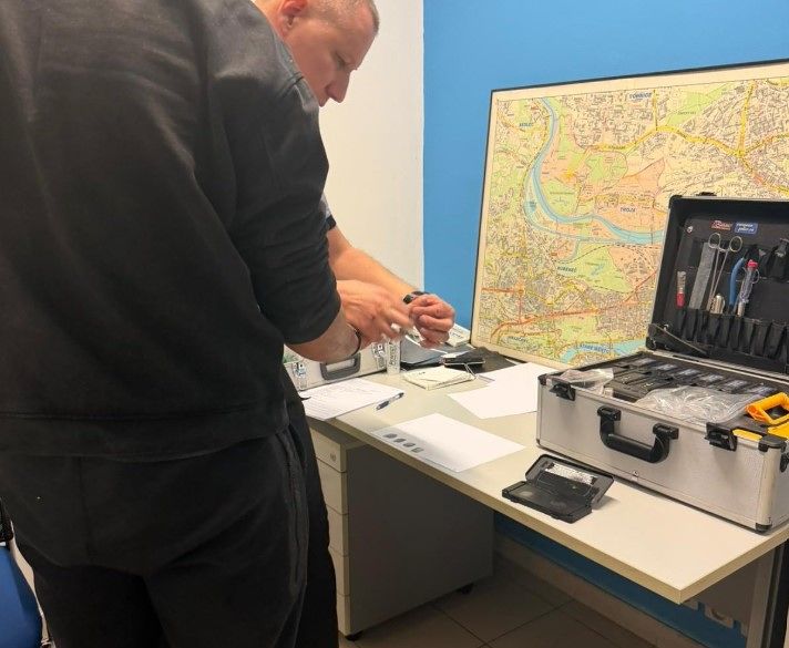   盗難被害の捜査で関係者が指紋を採取している様子［SNS　キャプチャー］