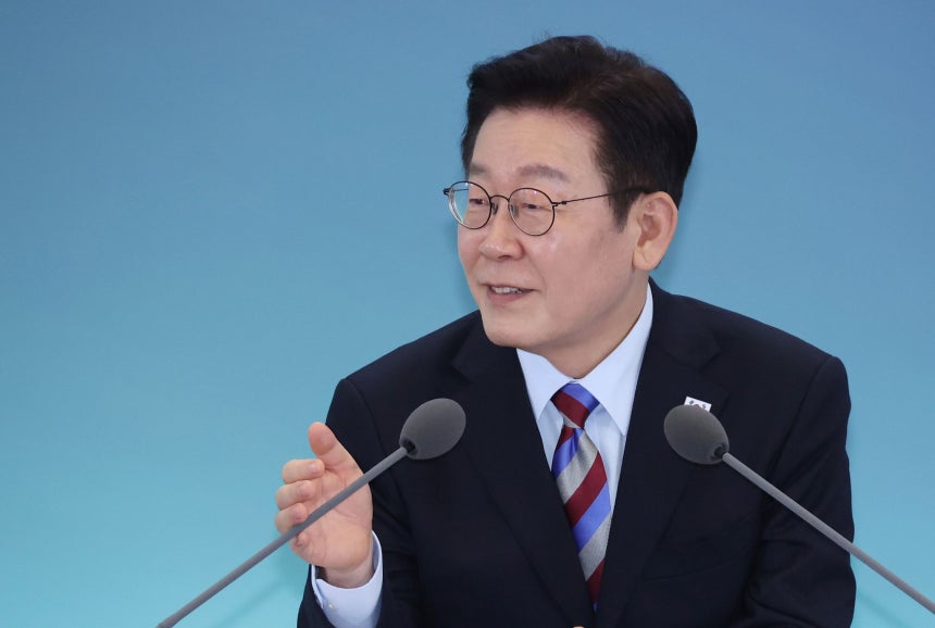 李在明大統領が6日に昌原コンベンションセンターで開かれたタウンホールミーティングで発言している。［写真 ニュース1］