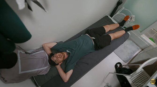 米国の人気旅行ユーチューバー、ドリュー・ビンスキーは最近、韓国の考試院（コシウォン）を訪れた動画を公開した。［写真 ドリュー・ビンスキーのYouTube キャプチャー］