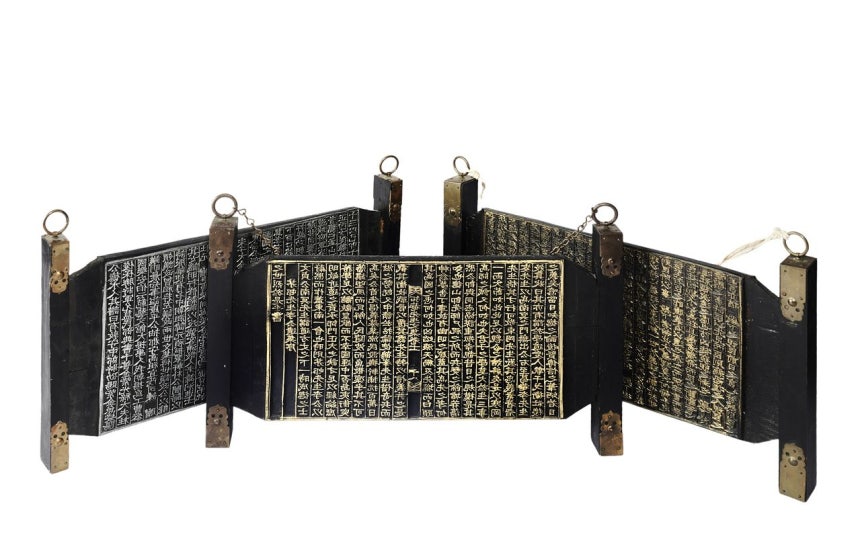 朝鮮後期の儒学者や抗日の義兵隊長の文集冊板（版木）が、米国へ渡ってから約50年ぶりに故国の懐へと戻る。韓国国家遺産庁と国外所在文化遺産財団は、米国ワシントンD．C．の駐米大韓帝国公使館で、『拓庵先生文集』・『宋子大全』・『樊巌集』の冊板3点の寄贈を受けたと9日、明らかにした。冊板とは、書籍を刊行するために木の板に文字を反転させて刻んだ木板のことである。写真は寄贈された朝鮮後期の文集冊板。［写真 国家遺産庁］