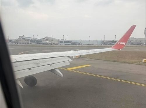 台湾の空港で着陸中にタイヤが外れたティーウェイ航空の旅客機。［写真 ニュース1］