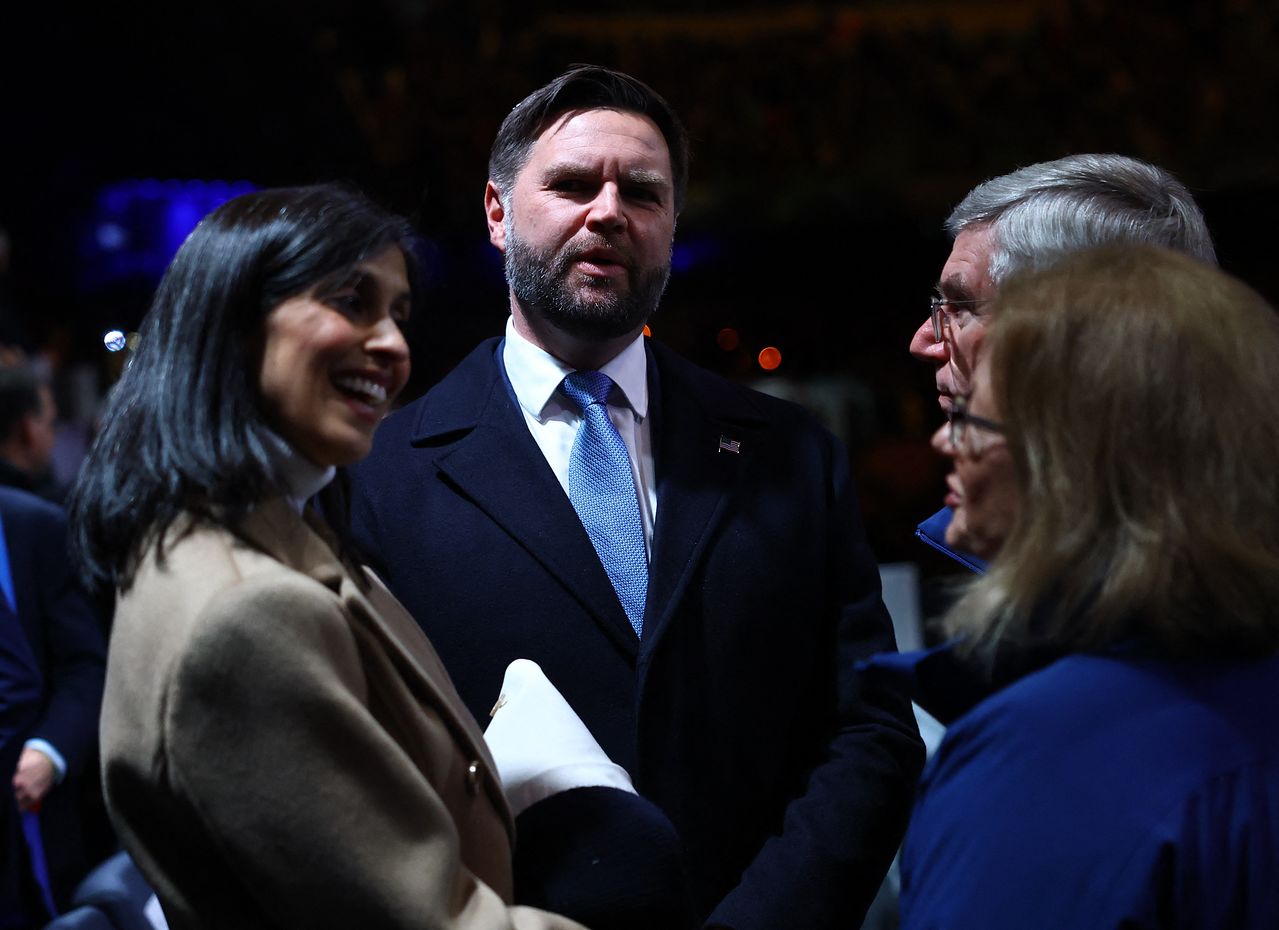   トーマス・バッハ前IOC会長と話を交わすJ・D・バンス米副大統領。ロイター＝聯合ニュース