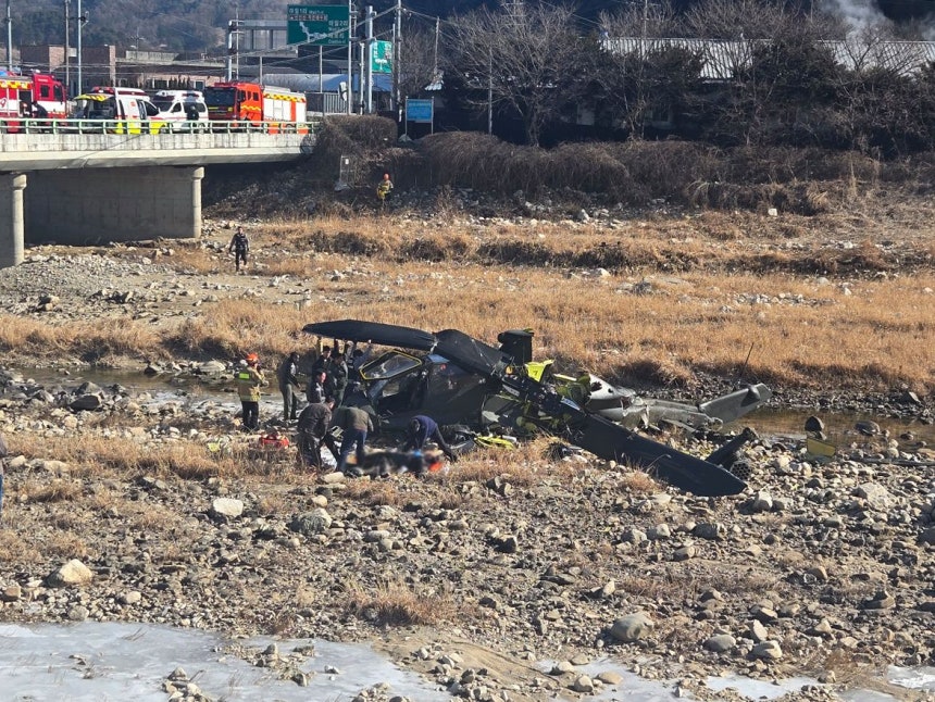 9日、京畿道加平郡朝宗面縣里で陸軍コブラヘリコプターが墜落し、軍と消防当局が現場を収拾している。 ［聯合ニュース］