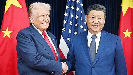 米国のドナルド・トラン大統領（左）が昨年10月30日、韓国・釜山（プサン）の金海空軍基地儀典室「ナレマル」で開催された米中首脳会談で、中国の習近平国家主席と握手を交わしている。 AFP＝聯合ニュース