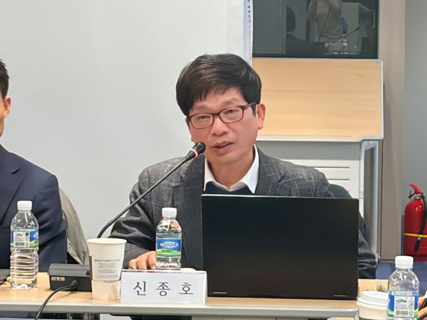 2月5日、東西（トンソ）大学東アジア研究院と中央日報中国研究所が共同主催した「2025 第2次DSU中国学術討論会」で、漢陽（ハニャン）大学のシン・ジョンホ教授が発題を行っている。［写真 中国研究所］