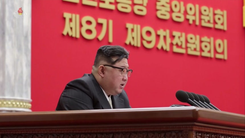 北朝鮮の金正恩（キム・ジョンウン）国務委員長が2023年12月26日、党中央委員会本社庁舎で開かれた第8期第9回全員会議に出席して発言している。金正恩委員長はこの席で「南北関係はこれ以上同族関係、同質関係でなく敵対的な二つの国家関係、戦争中の二つの交戦国関係に完全に固着した」と明らかにした。 ［朝鮮中央テレビ キャプチャー］