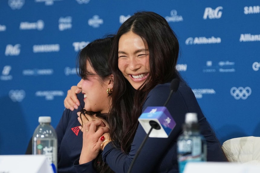 韓国系米国人のスノーボード界のスター、クロエ・キム（右）は「私たちは愛と思いやりを持って（社会を）導くべきだ」とし、ドナルド・トランプ米大統領の強硬な移民政策を遠回しに批判した。［AP＝聯合ニュース］