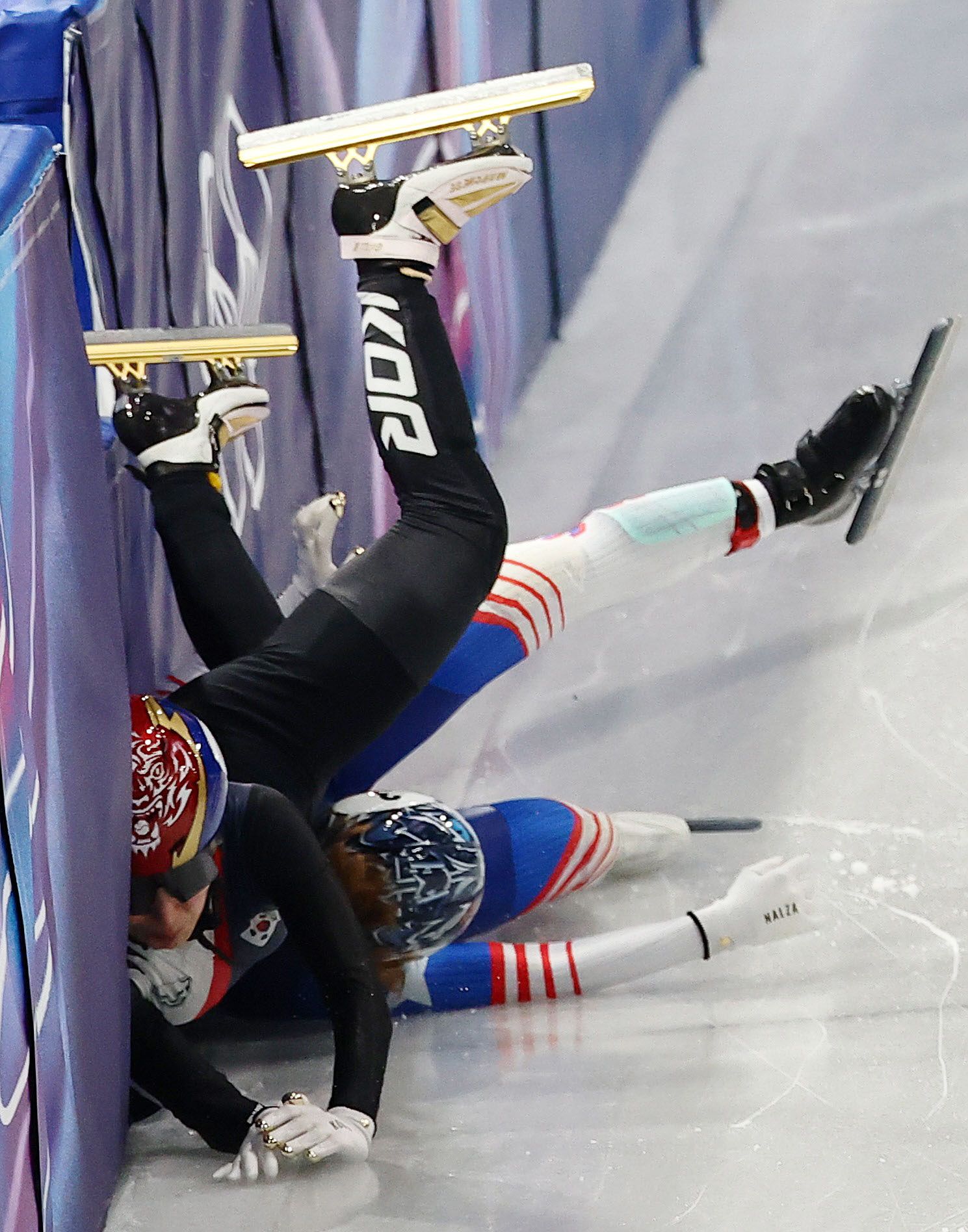   米国の選手と衝突するショートトラック韓国代表のキム・ギルリ。キム・ジョンホ記者