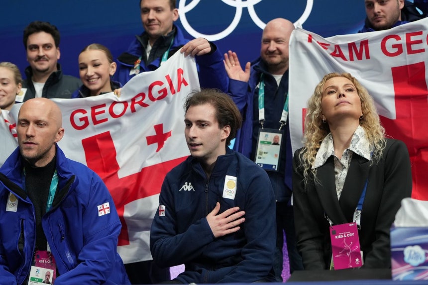 ジョージアのエガゼ（中央）の隣に座るリショーコーチ（左）。［AP＝聯合ニュース］