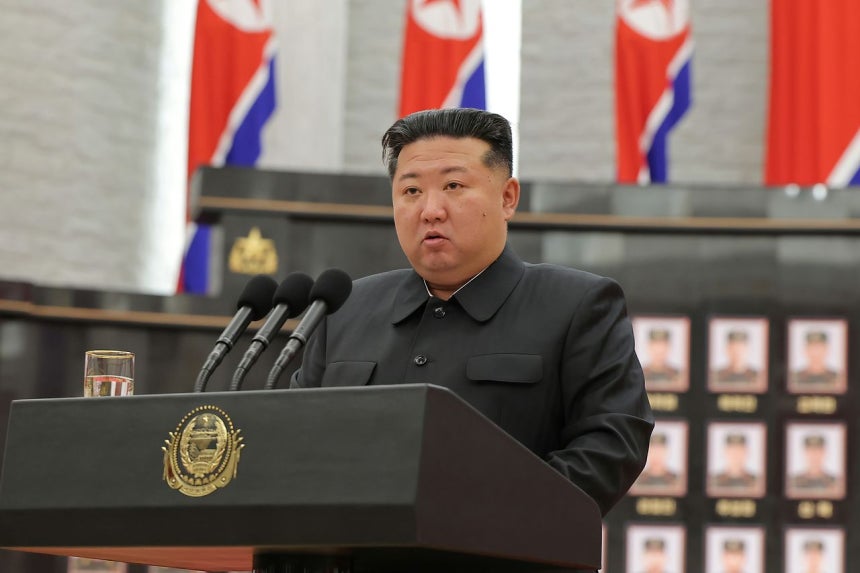 北朝鮮の金正恩（キム・ジョンウン）国務委員長が昨年、「朝鮮人民軍海外作戦部隊主要指揮官」に国家表彰を授与している。［ニュース1］