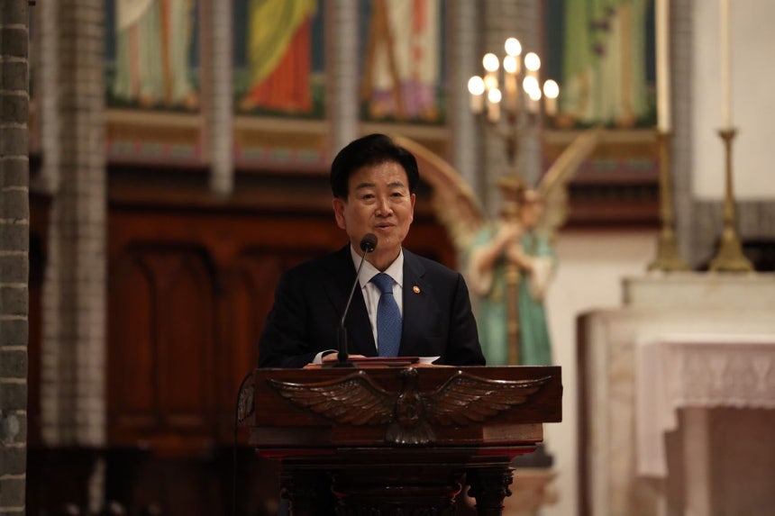 鄭東泳（チョン・ドンヨン）統一部長官が10日、ソウル明洞（ミョンドン）聖堂で天主教ソウル大教区民族和解委員会が主管した「民族の和解と一致のためのミサ」直後に祝辞を述べている。 ［写真 統一部］