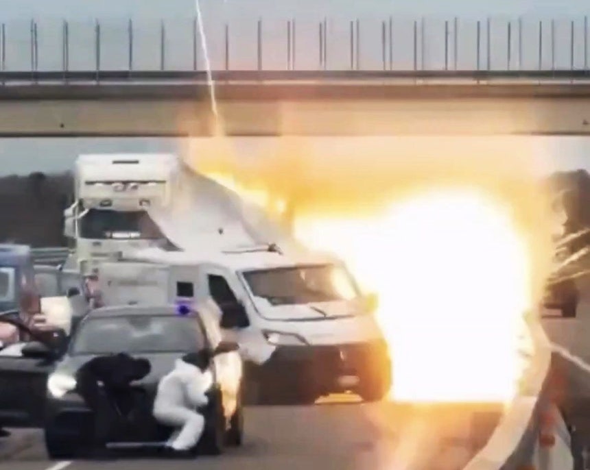  現金輸送車襲撃事件が起きた高速道路の様子［X キャプチャー］