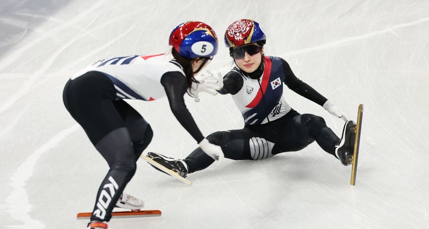 ショートトラック混合リレー準決勝でチェ・ミンジョン（左）が米国の選手につまずいたキム・ギルリに代わり走るためタッチしている。開催国イタリアがカナダを破り金メダルを取った。キム・ジョンホ記者