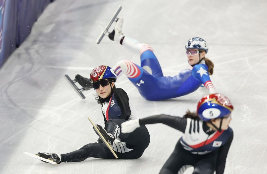 10日（現地時間）、イタリア・ミラノのアイススケートアリーナで行われた2026年ミラノ・コルティナダンペッツォ冬季オリンピック（五輪）ショートトラック混合リレー準決勝で、韓国のキム・ギルリが米国のコリーヌ・スタダードに巻き込まれて転倒している。 聯合ニュース