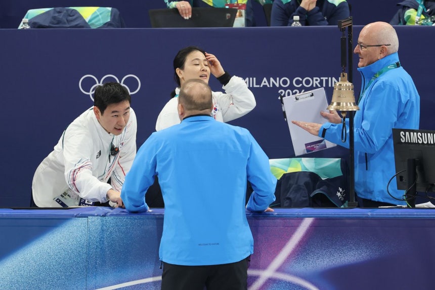 10日（現地時間）、イタリア・ミラノのアイススケートアリーナで行われた2026年ミラノ・コルティナダンペッツォ冬季オリンピック（五輪）ショートトラック混合リレー準決勝で、キム・ギルリが米国チームと衝突して転倒したことを受け、競技終了後にキム・ミンジョン・コーチが審判団と対話をしている。 聯合ニュース