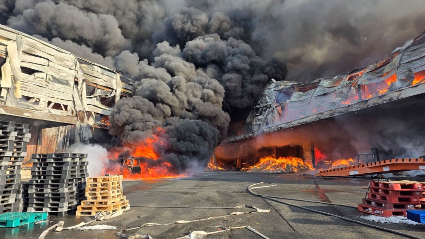 先月30日午後2時55分ごろ、忠清北道陰城郡孟洞面（ウムソングン・メンドンミョン）の生活用品製造工場で発生した火災 ［写真 忠北消防本部］