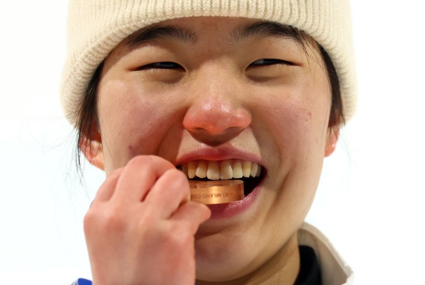 スノーボード女子ビッグエア銅メダリストの韓国代表ユ・スンウンがセレモニーをする様子。［ロイター＝聯合ニュース］