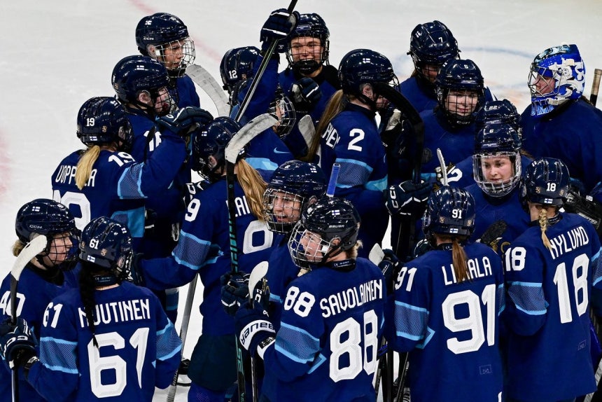 ミラノ・コルティナ冬季五輪女子アイスホッケー予選A組フィンランド対スイス戦が開かれた10日、フィンランド選手らが3－1で勝利し喜んでいる。［写真 AFP＝聯合ニュース］