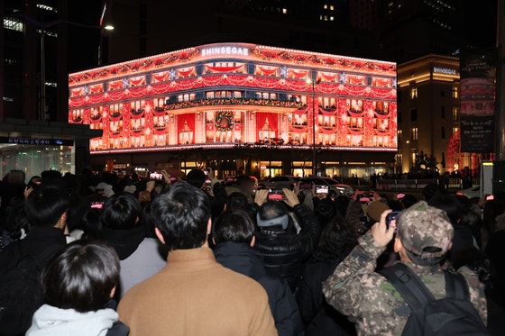 昨年ソウルの新世界百貨店本店外壁に設置された「新世界スクエア」にクリスマス映像が上映されている。［写真 聯合ニュース］