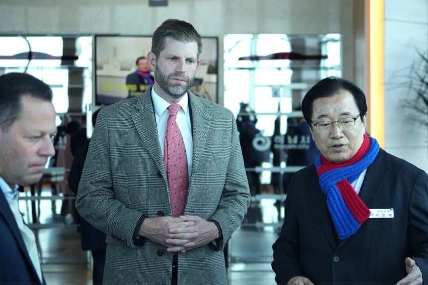 ドナルド・トランプ米大統領の次男でトランプグループ総括副社長のエリック・トランプ氏（中央）が11日、京畿道河南市（キョンギド・ハナムシ）を訪問し、李賢在（イ・ヒョンジェ）河南市長（右）から「Kカルチャーコンプレックス」の説明を聞いている。 ［写真 河南市］