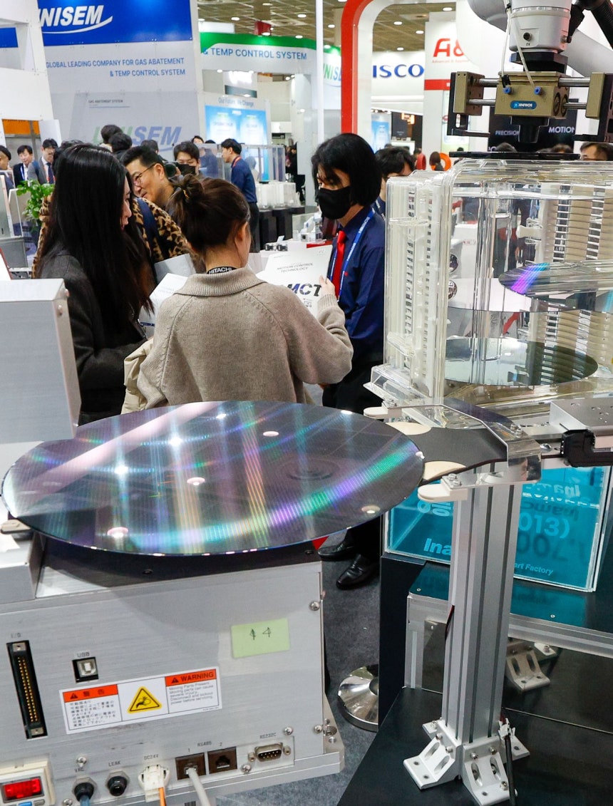 11日にソウルのCOEXで開かれた「セミコンコリア2026」のイナオリエンタルモーターのブースにウエハー移送用円筒座標型ロボットが展示されている。［写真 ニュース1］