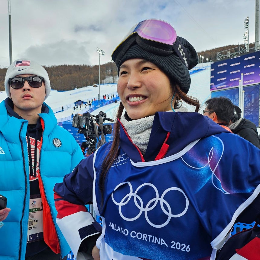 クロエ・キムが11日（現地時間）、イタリア・リビーニョのスノーパークで行われた2026ミラノ・コルティナダンペッツォ冬季五輪スノーボード女子ハーフパイプ予選を1位で終え、明るく笑っている。コ・ボンジュン記者