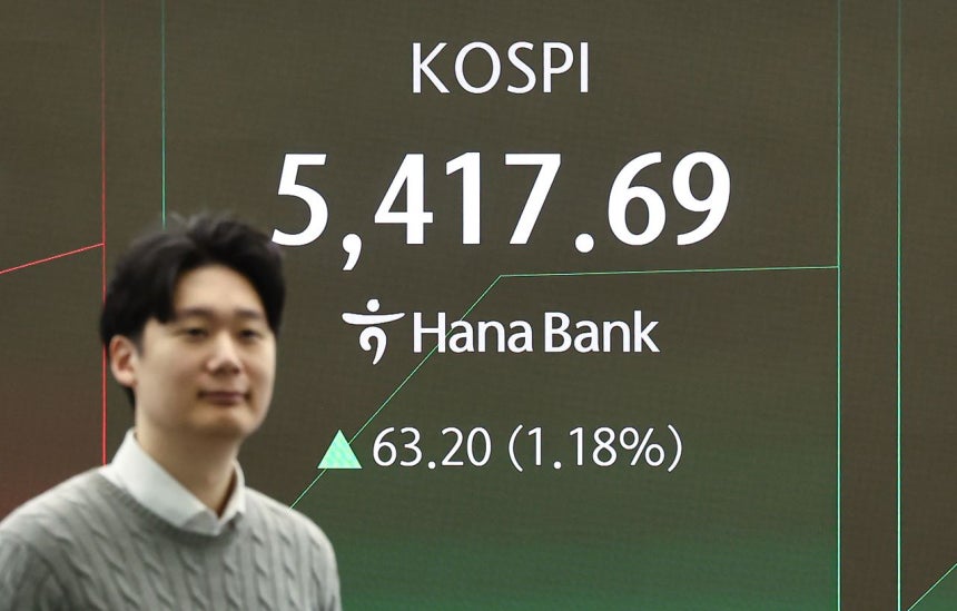 12日、ソウルのハナ銀行ディーリングルームのモニターにKOSPIなど市況が表示されている。この日KOSPIは前日比1．32％上昇の5425．39、KOSDAQは0．69％上昇の1122．55で取引を開始した。［写真 ニュース1］