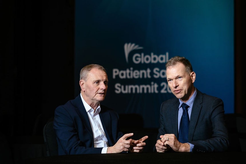 英ロンドン大学医学部のブライアン・ウィリアムス教授（左）とバンガー大学医学部のクリス・サブ教授が医療機関でAIが使われる時に現れる変化について話を交わしている。［写真 ビュノ］