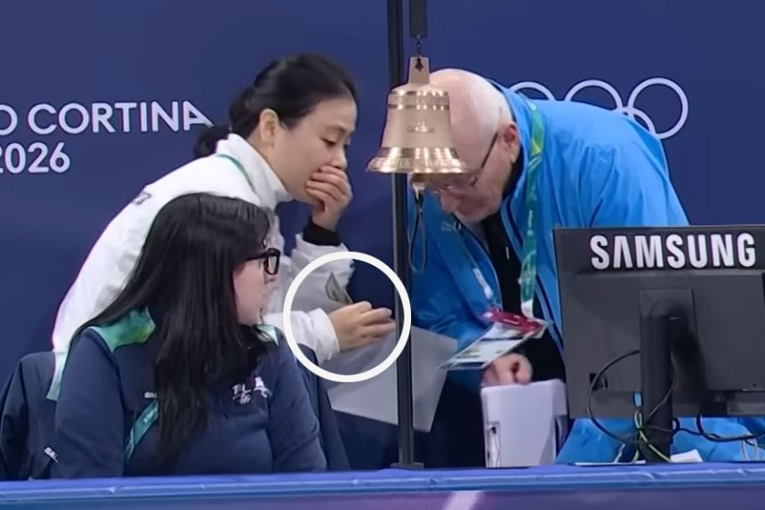 100スイスフラン紙幣を持って審判陣に抗議するショートトラック韓国代表チームのキム・ミンジョン・コーチ（左から2人目）。ISUの規定によると、判定に異議を提起するためには代表チームの指導者が書いた抗議書と100ドル相当の現金（円の中）を出さなければいけない。現金は無分別な抗議を防ぐための「保証金」の意味を持つ。 ［写真 JTBCユーチューブ］