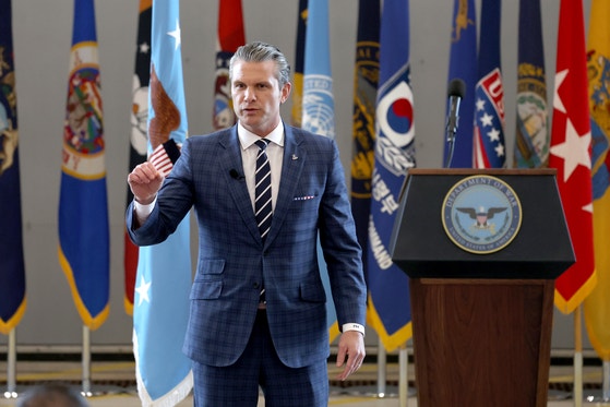 米国戦争省（旧国防総省）のピート・ヘグセス長官が昨年11月、京畿道平沢（キョンギド・ピョンテク）のキャンプ・ハンフリーズを訪問し、激励の言葉を述べている。ニュース1