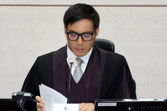 尹錫悦（ユン・ソクヨル）前大統領の特殊公務執行妨害、職権乱用権利行使妨害など容疑事件1次公判が開かれた昨年9月26日、ソウル中央地裁で白大鉉（ペク・デヒョン）部長判事が資料を見ている。この日の裁判中継は過去初めてとなる下級審公判期日の中継だった。以前には元大統領の宣告期日に限り3回中継された。 ［写真 共同取材団］