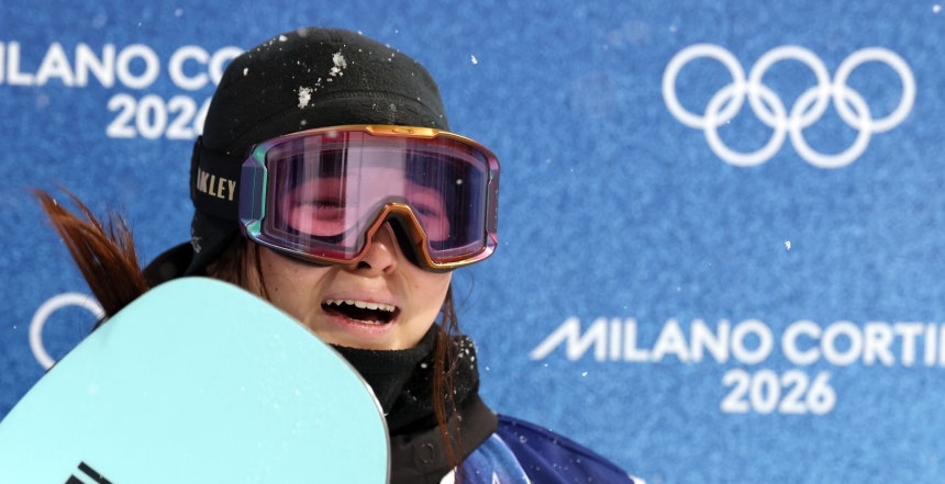 12日（現地時間）、イタリア・リヴィーニョのスノーパークで行われた2026年ミラノ・コルティナダンペッツォ冬季オリンピック（五輪）のスノーボード女子ハーフパイプ決勝で、90．25点を獲得し金メダルを手にした韓国のチェ・ガオンが、得点を確認して涙を流している。聯合ニュース