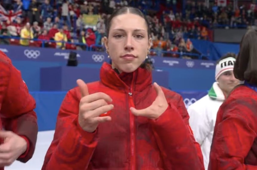 表彰台で2本の指を公開したブルネル選手